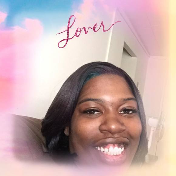 Poshmark profile picture for @shoplifting